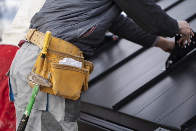 roof repair service in Toronto worker fixing roof